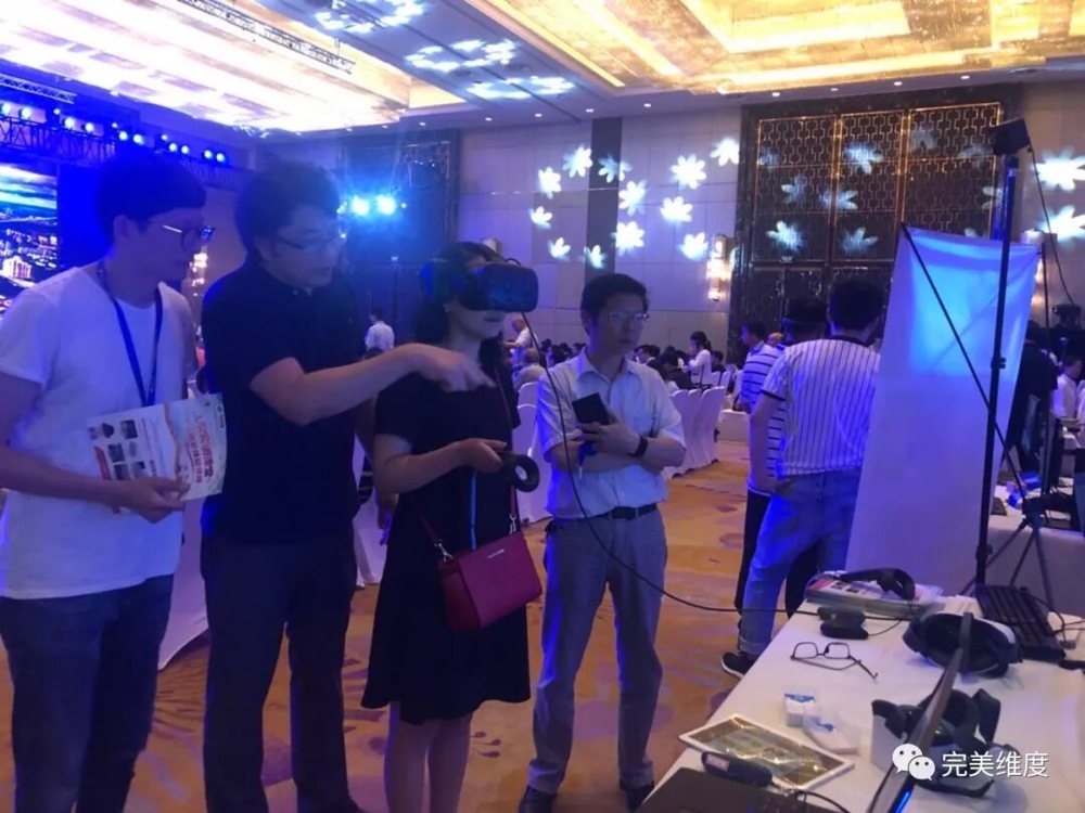 在展会中，完美维度工作人员就产品的性能、特点、优势等向参观的嘉宾做了