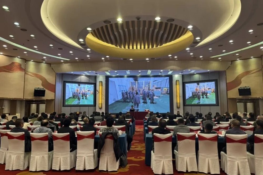 在活动现场,完美维度团队带来沉浸式互动体验案例,带领参训企业负责人“