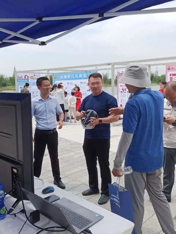 通过VR设备,市民们沉浸式地体验了安全的各种场景,许多体验者在完成项