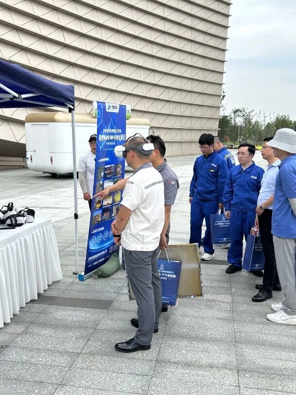 通过VR设备,市民们沉浸式地体验了安全的各种场景,许多体验者在完成项