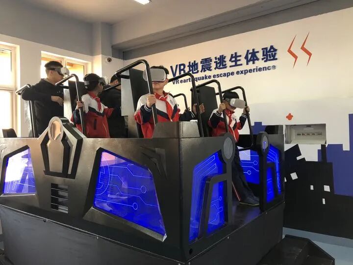 贴近居民生活的场景,通过技术手段和造景让用户强沉浸体验内涝灾害和逃生