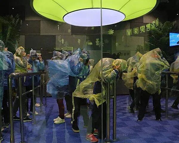 由用户带上VR体验设备通过视觉及听觉真实模拟,通过地震体验实体、液压