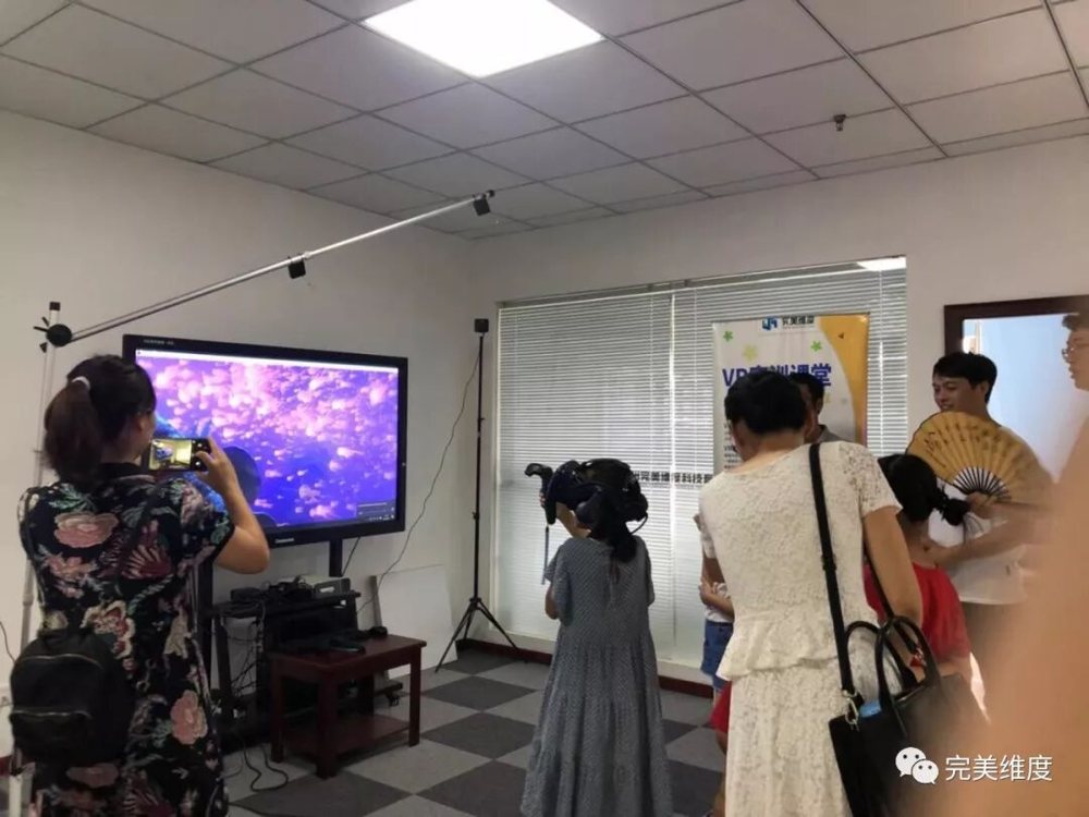“哇，好多好多漂亮的鱼啊，我感觉我真的在海洋世界里玩~” 在工作人员