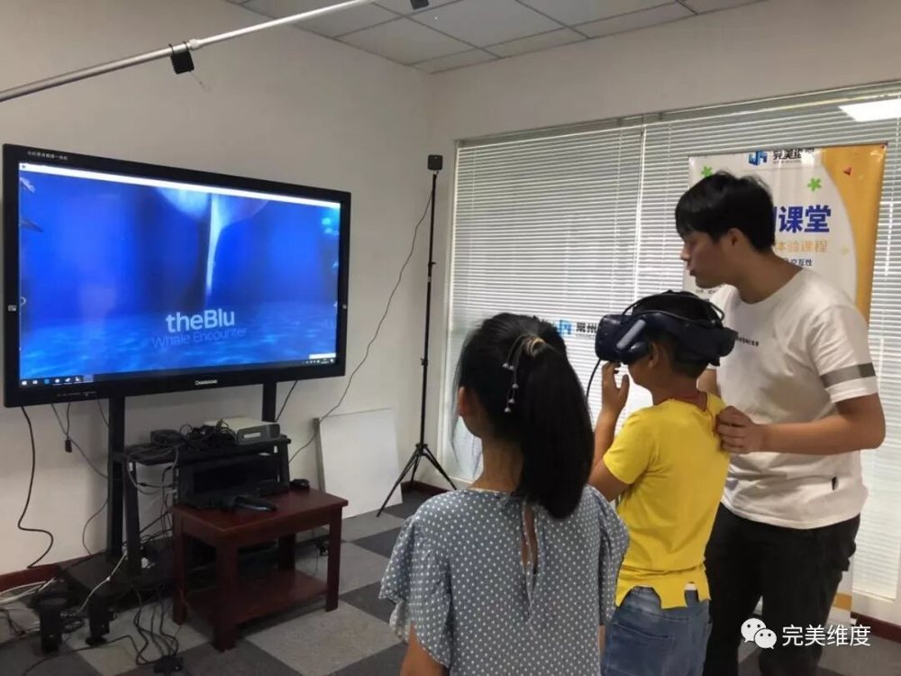 “哇，好多好多漂亮的鱼啊，我感觉我真的在海洋世界里玩~” 在工作人员