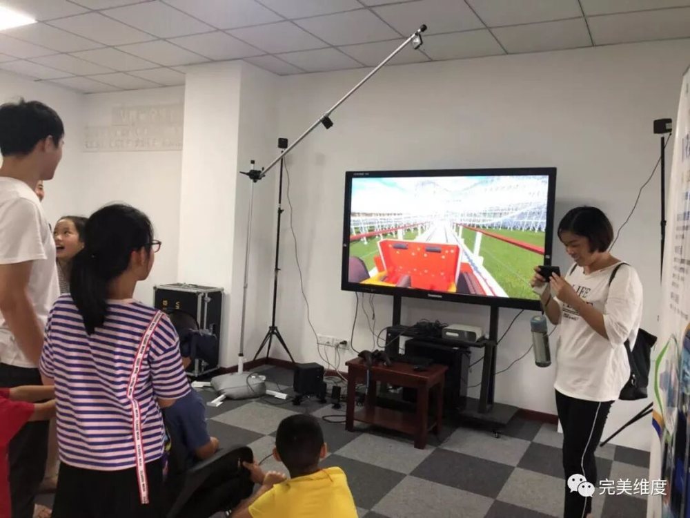 “哇，仿佛真的是置身于山脉环绕的过山车之中，好玩好玩~！”在工作人员