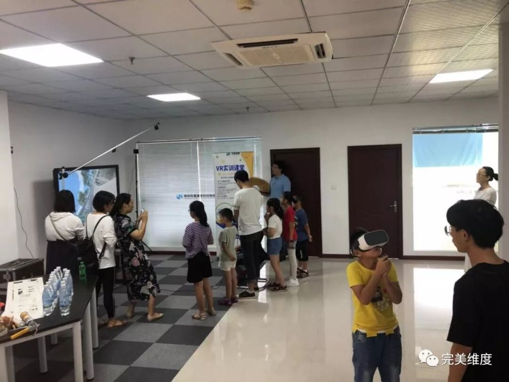 “哇，仿佛真的是置身于山脉环绕的过山车之中，好玩好玩~！”在工作人员