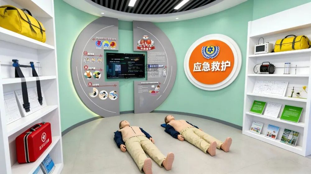 系统包含图文知识讲解、视频知识讲解及知识测评3大板块，结合仿真假人进
