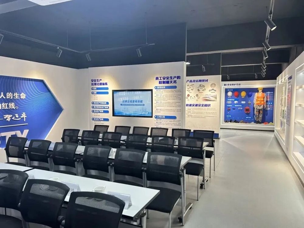为了突出安全馆的功能特点以及展厅的科技感和现代化,场馆的整体设计风格