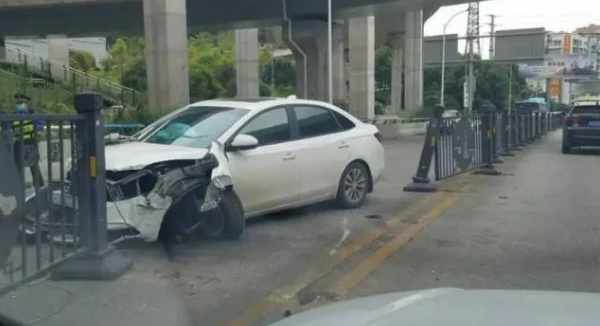 虽然汽车的增多对公民们来说是一件好事,但是交通事故的频繁发生也成为了
