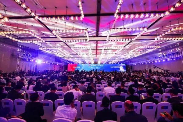 苗圩指出,当前,新一轮科技革命和产业变革孕育兴起,以5G、人工智能、