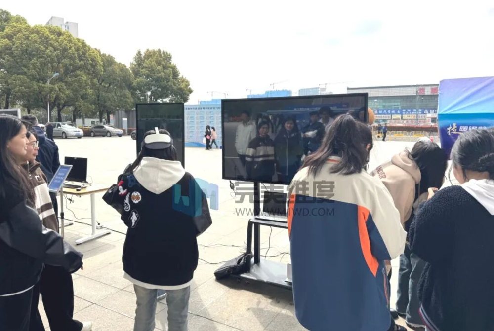 众多 参赛选手、评委和观众们通过VR设备沉浸式体验商场火灾逃生、高层